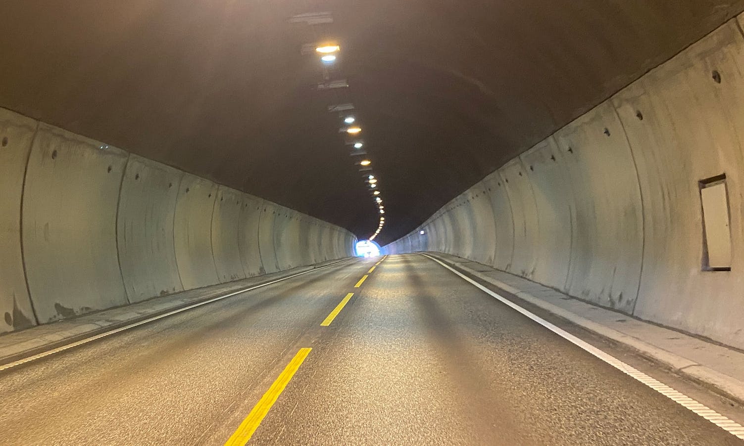 Bilen havarerte i tunell - bilførar er mistenkt for køyring i rus