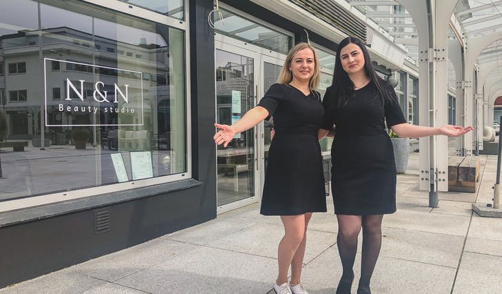 Zivile Nikitine (31) og Sandra Narbutiene (32) ønskjer osingane velkommen inn til den nye skjønnhetssalongen i Os sentrum. (Foto: ØH)