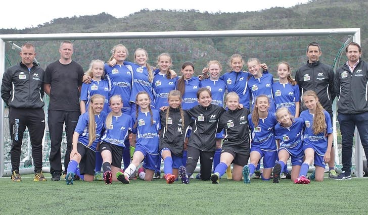 Nore Neset jenter 13 kom på 1. plass i 1. divisjon og på 3. plass i 2. divisjon med dei to laga sine. (Foto: Kjetil Vasby Bruarøy)