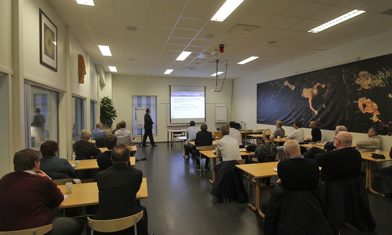 Møterommet på Osbadet var så og seia fullt. (Foto: Kjetil Vasby Bruarøy)
