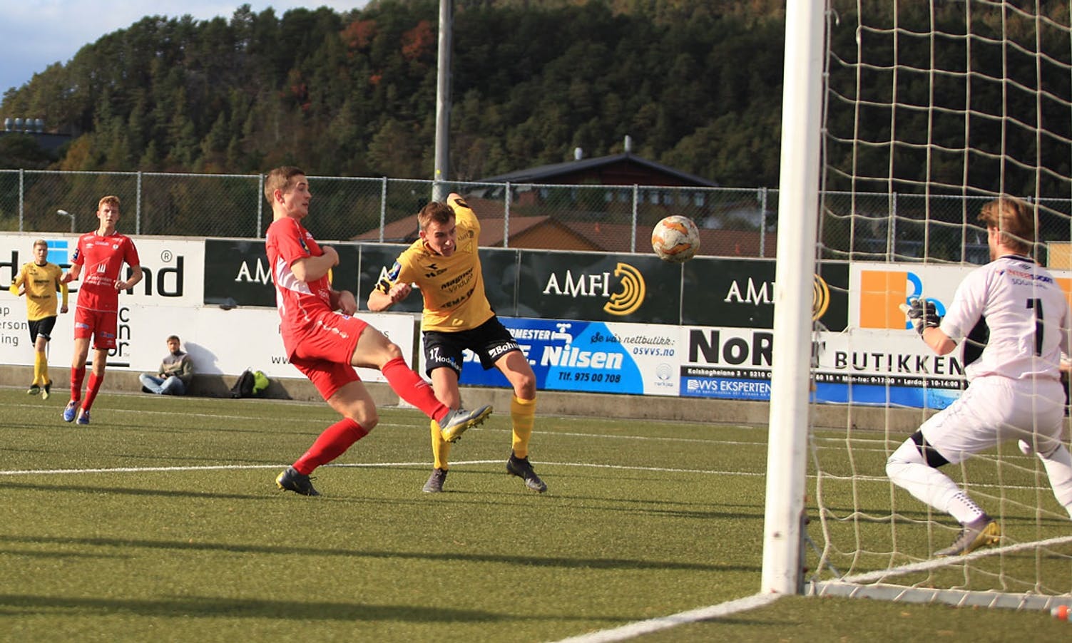 Steffen Kvamsdal heada returen mot mål. (Foto: KVB)