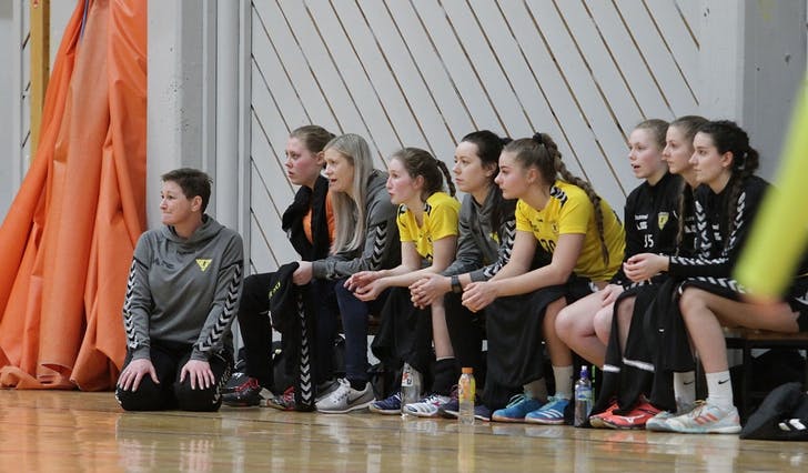 Gitte Torp, sittande på kne til høgre, blir ny hovudtrenar for handballdamene til Os. (foto: Kjetil Vasby Bruarøy)