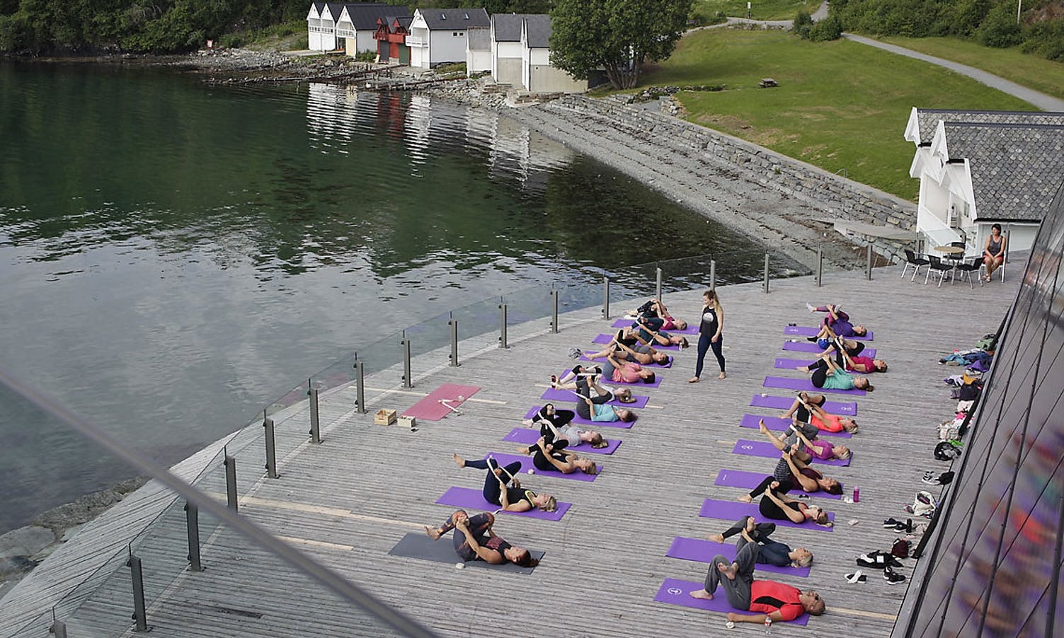 I juni hadde Karina yoga på Oseana, inne og ute. (Foto: KVB)
