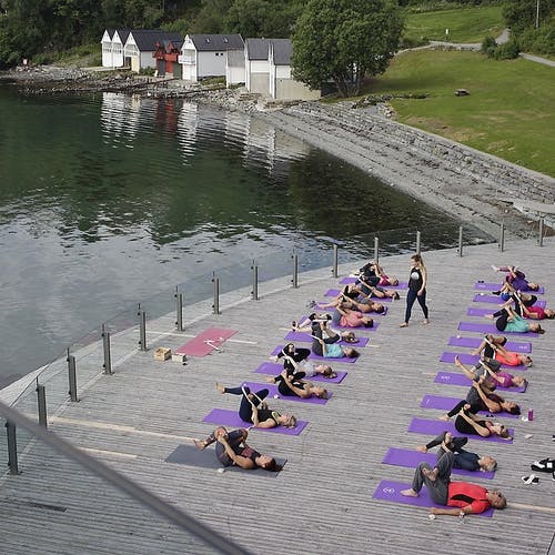 I juni hadde Karina yoga på Oseana, inne og ute. (Foto: KVB)