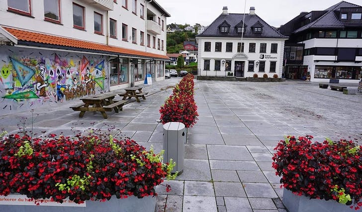Kommunen har klart å få plass til nokre benkar, sjølv om parkeringsplassane no er opna igjen. (Foto: Kjetil Vasby Bruarøy)
