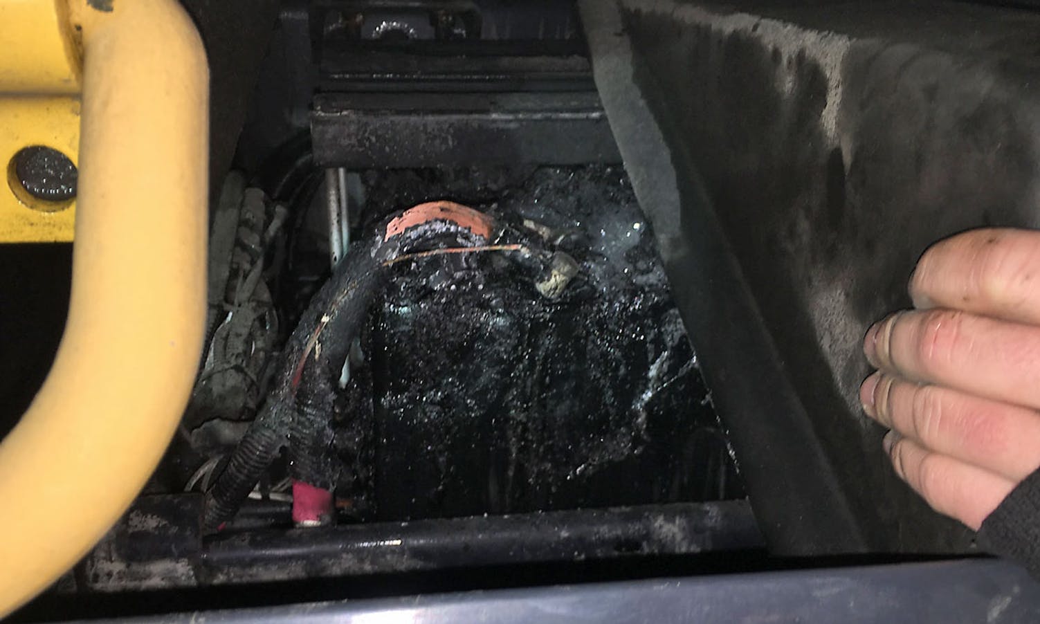 Brannen starta i batteriet under hytta der sjåføren søv i natt. (Foto: KVB)