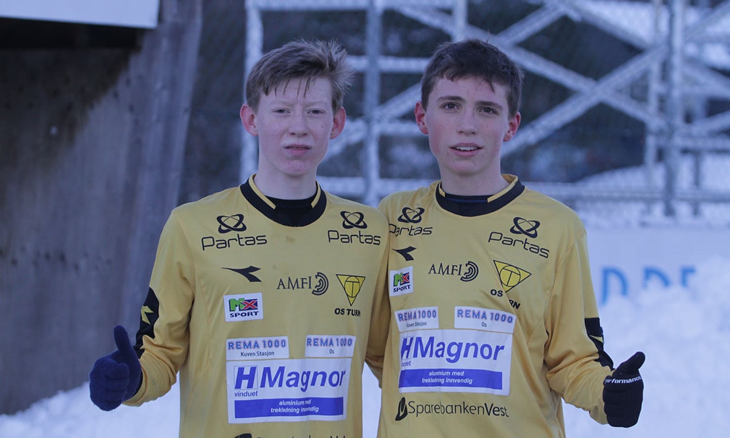 Ole Martin (14) og Vegard (15) spelte sin første seniorkamp i dag. (Foto: Kjetil Vasby Bruarøy)