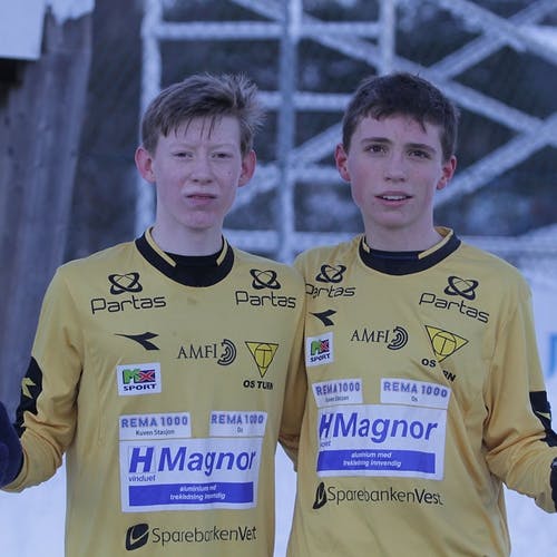 Ole Martin (14) og Vegard (15) spelte sin første seniorkamp i dag. (Foto: Kjetil Vasby Bruarøy)