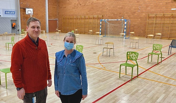 Assisterande kommuneoverlege Jonas N. Dale og vaksinekoordinator Nina Oen før massevaksinering. (Foto: Ørjan Håland)