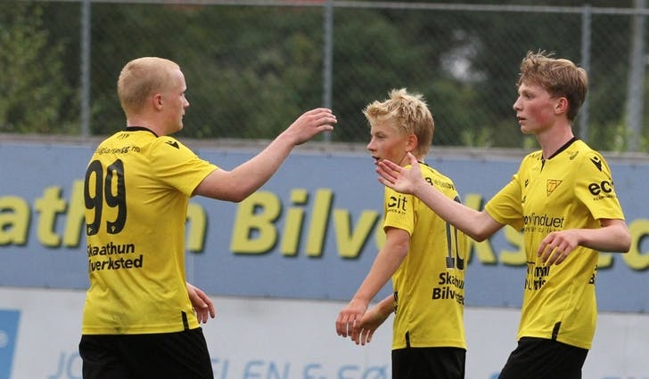 Filip Fjellberg (midten) skåra to mål i gårsdagens kamp. (Foto: Kjetil Vasby Bruarøy)