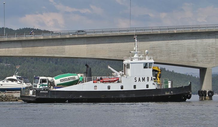 MS Samba til kai ved Amundsneset. No har eigedomsselskapet med same namn kjøpt kaien. (Foto: Kjetil Vasby Bruarøy)