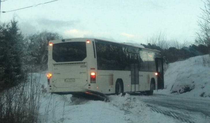 Denne bussen står fast på Drange ved Bjoarvika. (Lesarbilde, foto: Kjell Holme)