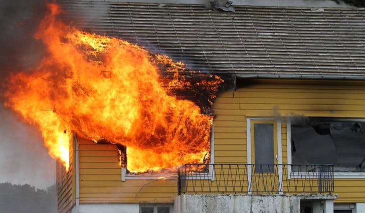 Om lag klokka halv ti onsdag morgon sette brannvesenet fyr på dette hus i Solstrandsvegen (Foto: Kjetil Vasby Bruarøy)