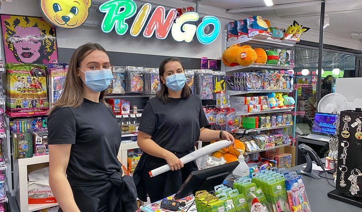 Sofie Engevik Adriansen (t.v.) og Veronica Flotve Røssland er klare for Black Week-handel hos Ringo Pluss på Amfisenteret. (Foto: Kjetil Osablod Grønvigh) 