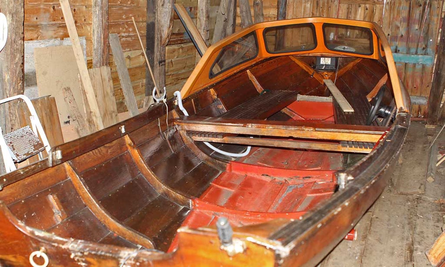 I naustet har Henrik denne båten, ein Askeladden bygd i tre. (Foto: Kjetil Vasby Bruarøy)