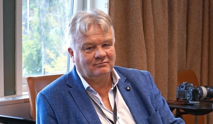 Mikal Leigland i formannskapssalen. (Foto: Kjetil Vasby Bruarøy)