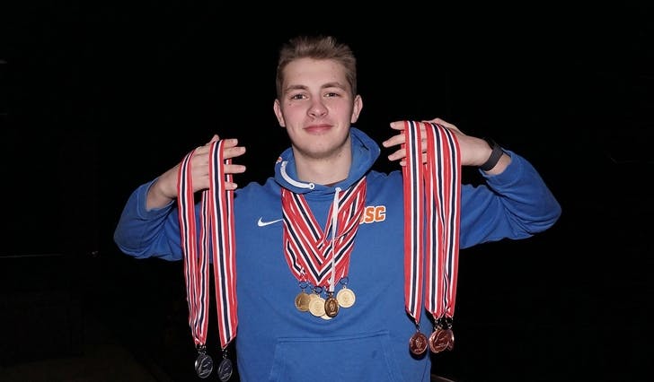 EIN VANDRANDE SIGERSPALL: Emil med gullmedaljane rundt halsen, sølv til venstre og bronse til høgre. Den eine bronsemedaljen er han like glad for som gullet. (Foto: Kjetil Vasby Bruarøy)