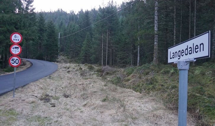 Langedalen har blitt omkøyringsveg etter at Fanafjellsveien stengte for seks veker. (Foto: Kjetil Vasby Bruarøy)