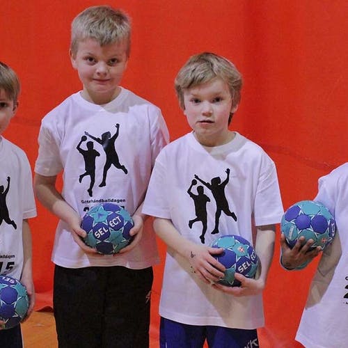 Tre av desse fire nykomarane, Sebastian, Nikolai, Mads og Lars, ønskjer no å byrja med handball. (Foto: Kjetil Vasby Bruarøy)