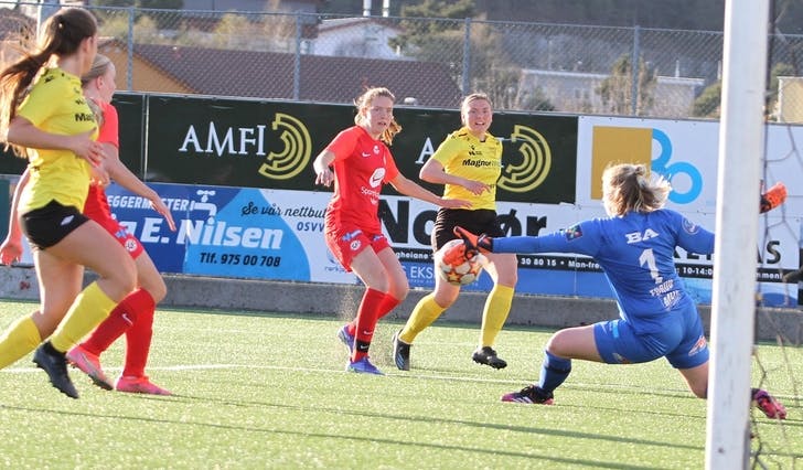 Ingeborg Sundal Ljostveit skåra 12 mål på 13 kampar i haust, men sleit med å få ballen forbi Toppserie-keeper Moa Jahmekya Edrud. (Foto: Kjetil Vasby Bruarøy) 