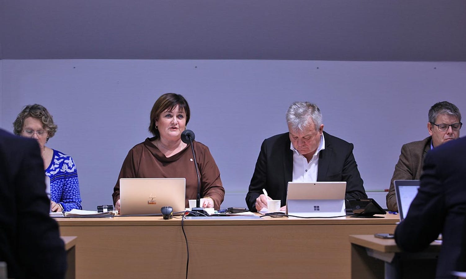 Nytt på rådhuset: Ordførar og vara side om side under kommunestyremøtet. (Foto: KVB)