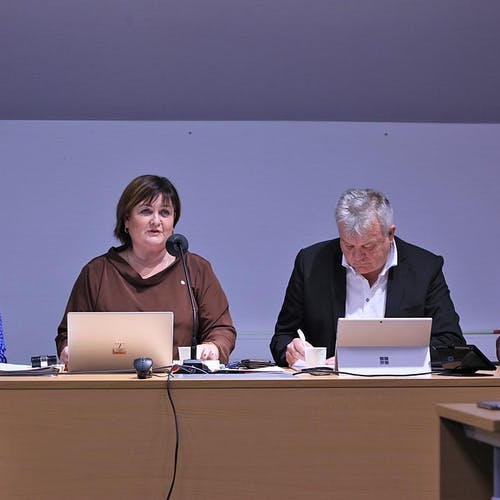 Nytt på rådhuset: Ordførar og vara side om side under kommunestyremøtet. (Foto: KVB)