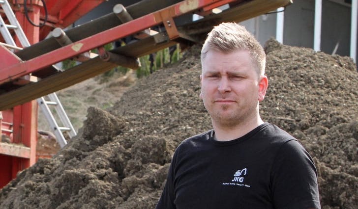 Joachim skulle berre ha ein traktor til eigen hage, no har han tunet fullt av utstyr. (Foto: Kjetil Vasby Bruarøy)