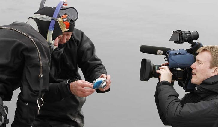 To av forskarane på land etter ei symjetur ned elva. Her filma av TV2. (Foto: Kjetil Vasby Bruarøy)