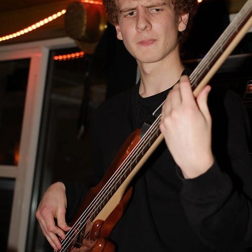 Jone Finne Kuven på bass. (Foto: Kjetil Vasby Bruarøy)