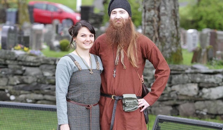 Magna Nordgard og Øyvind Lye stilte i vikingklede på 17. maifeiring i si nye heimbygd. (Foto: Kjetil Vasby Bruarøy)