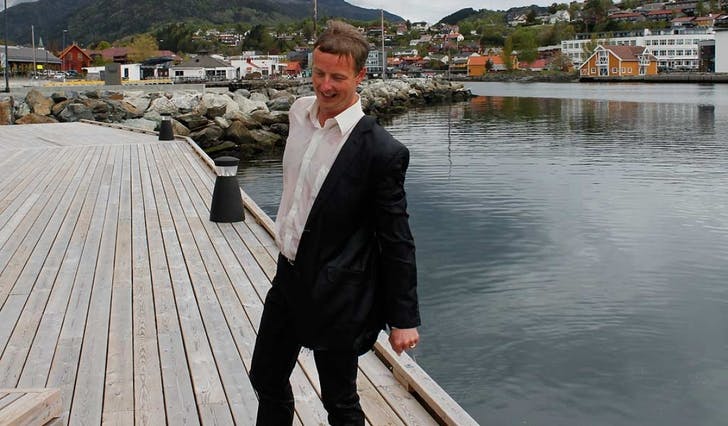 Ein dresskledd, blaut, ordførar Terje Søviknes etter å ha hoppa i sjøen ved Os sjøfront (foto: Andris Hamre)