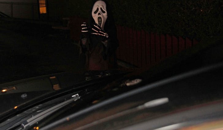 Mørk-kledde spøkelse kan vera knapt synleg for bilistane (ill.foto: Gjensidige)