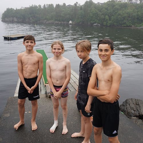 Noah, Emil, Filip og Mika heldt seg på stupebrettet. (Foto: KVB)