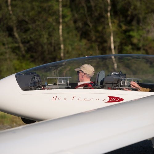 Passasjeren i front og pilot Wangsholm bak. (Foto: Varde Studio)