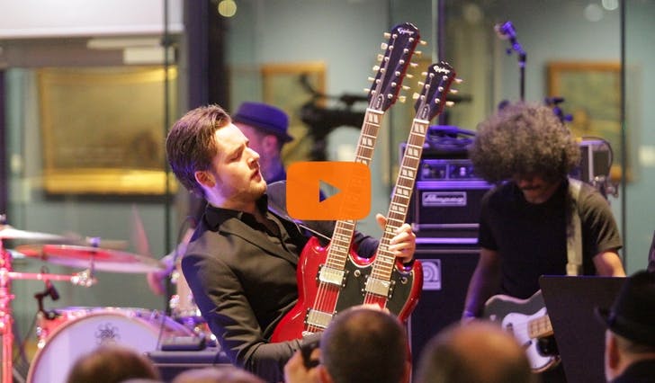 HM Johnsen på dobbelneck gitar (foto: Andris Hamre)