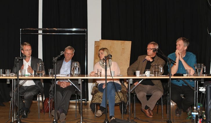 Panelet, f.v.: Terje Søviknes (ordførar i Os), Jon Lund (Stord), Marie Lunde Bruarøy (varaordførar i Os), Hans Vindenes (ordførar i Fusa) og Glenn Erik Haugland (initiativtakar, Os Venstre). (Foto: Kjetil Vasby Bruarøy)