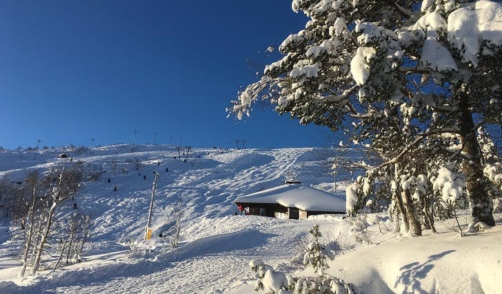 I denne varmestova i Eikedalen blir det afterski på nyåret. Bildet er frå 15. januar i år, med ganske lik snømengde som i dag. (Foto: Kjetil Vasby Bruarøy)
