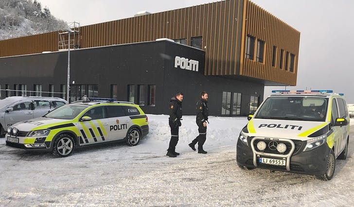 To politibetjentar etter å ha vore inne med første flyttelass tysdag. (Foto: Kjetil Vasby Bruarøy)