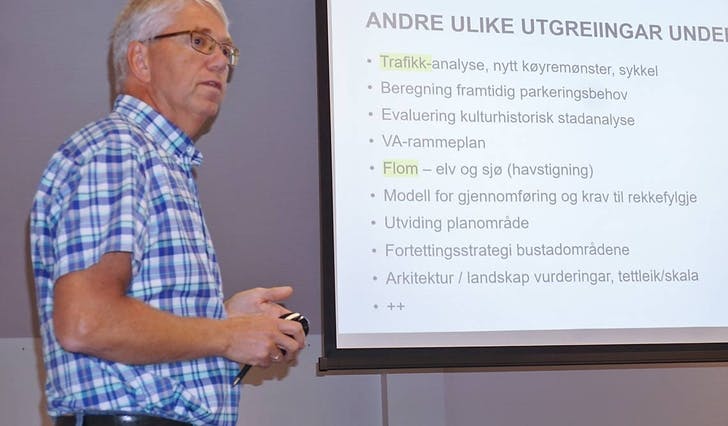 Asle Andaas orienterte om arbeidet med områdeplan for Osøyro, og om dei viktigaste faktorane. (Foto: KVB)