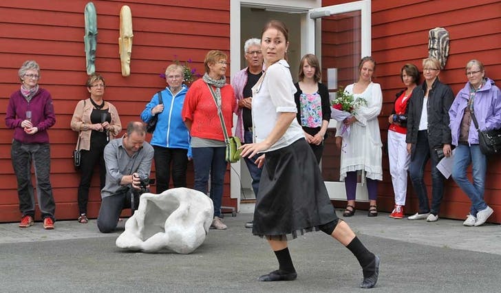 Patricia Langeland dansa under vernissasjen på Vedholmen Galleri laurdag. (Foto: Kjetil Vasby Bruarøy)