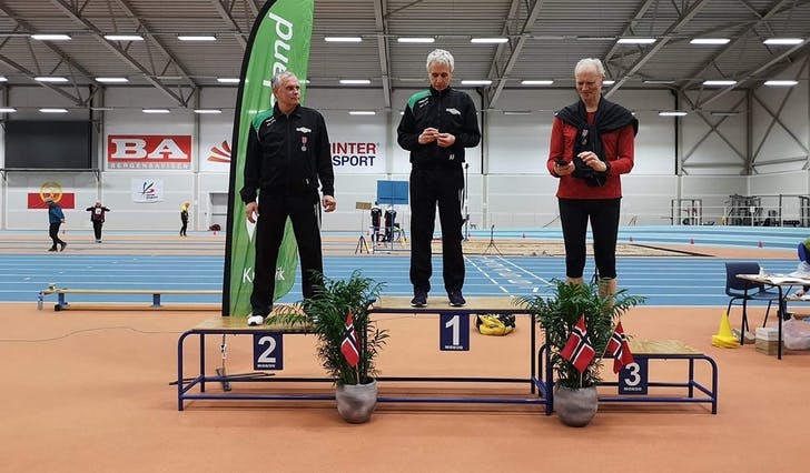 Arild Fotland tok gull, Erling Andersen tok sølv og Karl Ludvig Sellgren tok bronse i veteran-NM på 3.000m. (Foto: Søfteland TIL Friidrett)