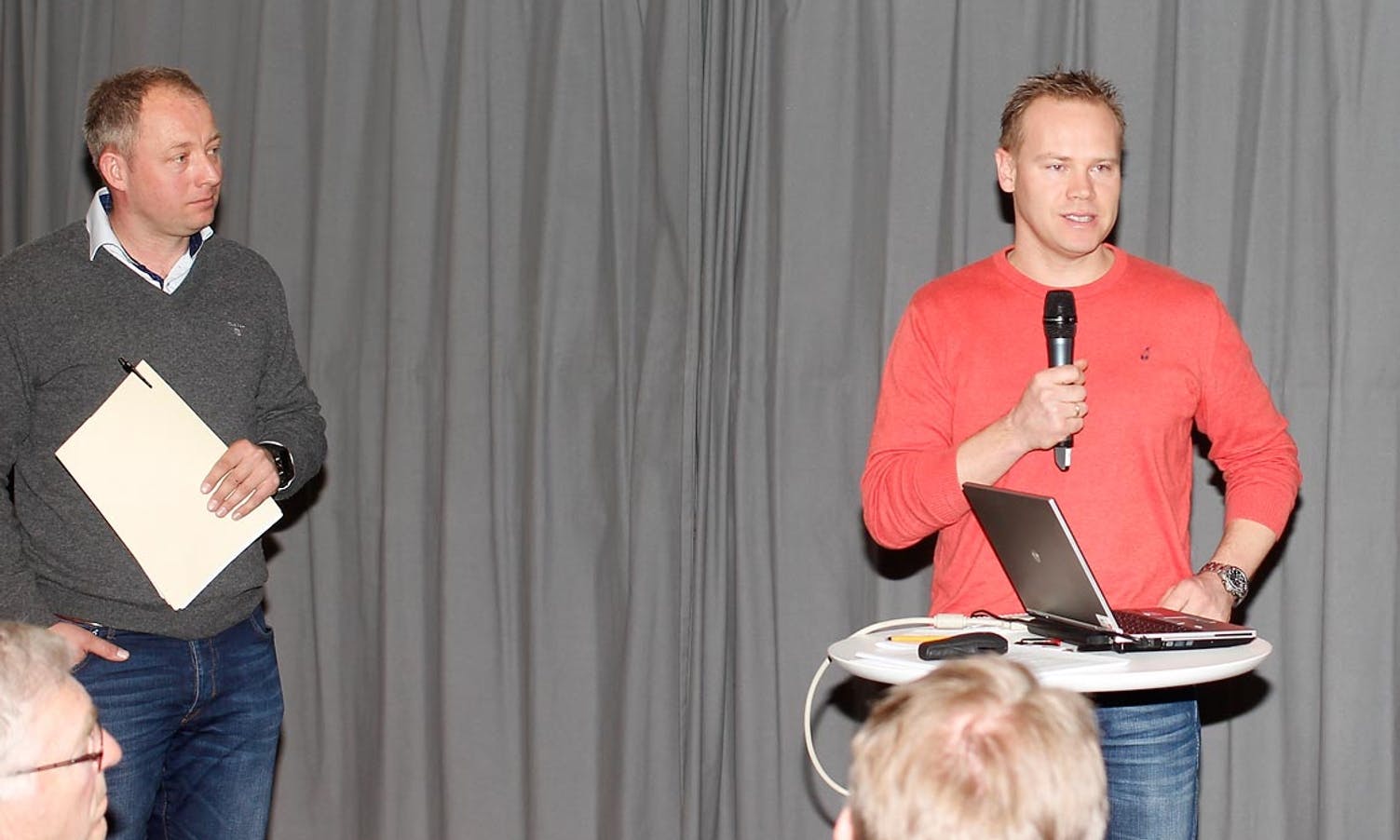 Midtsiden-redaktør og styreleiar Kjetil Vasby Bruarøy blei av Ståle Skaathun presentert som leiar av interimstyret (foto: AH)