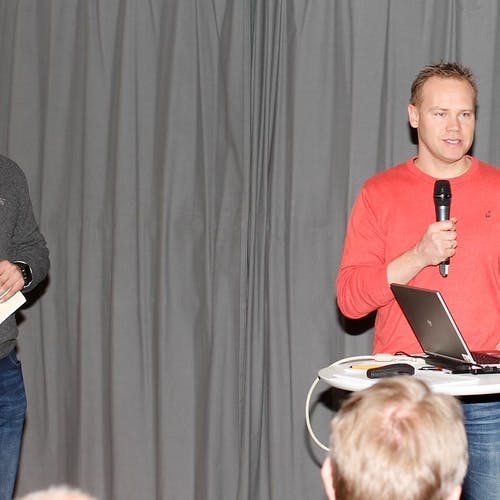 Midtsiden-redaktør og styreleiar Kjetil Vasby Bruarøy blei av Ståle Skaathun presentert som leiar av interimstyret (foto: AH)