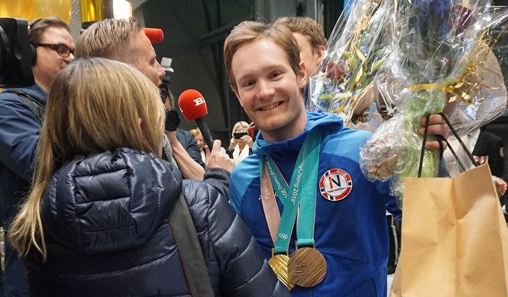 Sverre Lunde Pedersen, her med gull og bronse frå OL i 2018. (Foto: Kjetil Vasby Bruarøy)