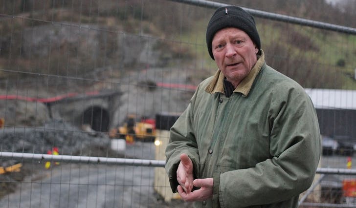 Otto Hægland på Moberg, der han og sonane var på veg heim etter jakt på Liafjellet (i 2014, før byggestart på OHARA i bakgrunnen). (Foto: Kjetil Vasby Bruarøy)