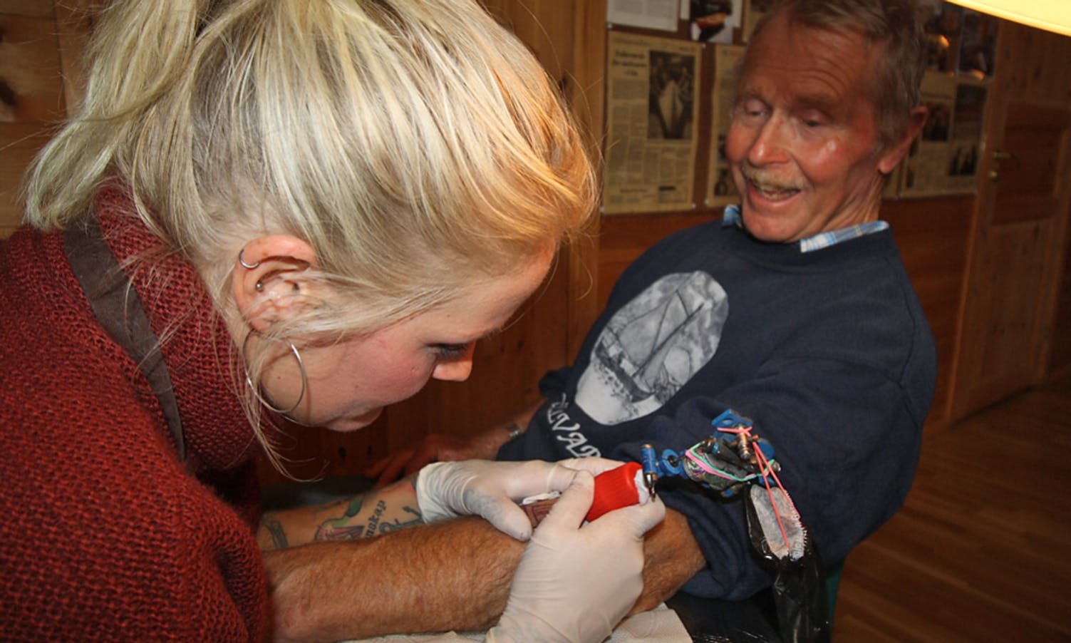Her får John (83) tatovert oselvaren på armen