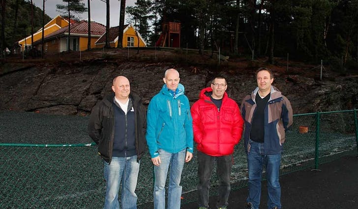 Prosjektgruppa med Harry Herland, Karl Ove Dal og Bjørn Madsen saman med idrettskonsulent Tom Leonsen framfor plassen kor parken kjem (foto: Andris Hamre)