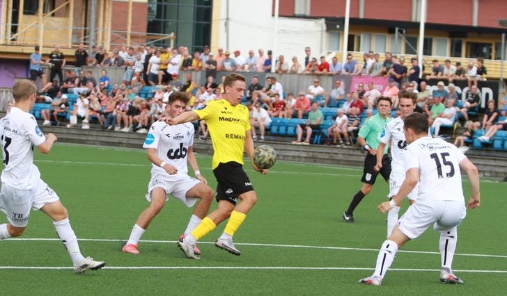Niklas Lunde Fosen var omringa av fire Øygarden spelarar sekundet før han skåra eit av Os sine to mål i NM i fjor. (Foto: Kjetil Vasby Bruarøy)