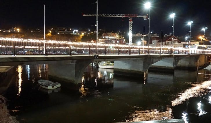 Osbrua har fått lys på begge sider, men årets tog skal ikkje kryssa hamna og elva. (Foto: Kjetil Vasby Bruarøy)