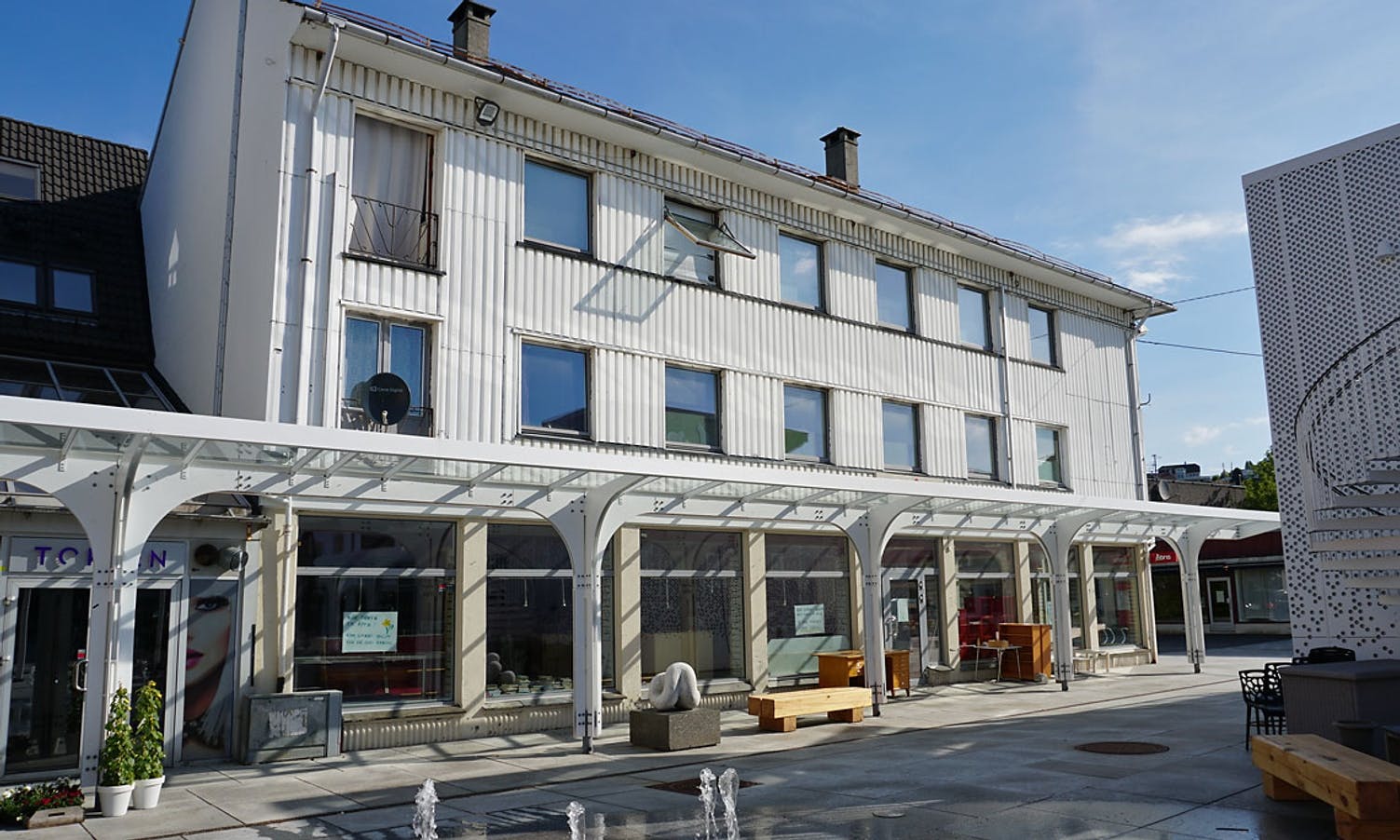 I haust skal metallplatene rivast av Torggården si fasade. (Foto: KVB)